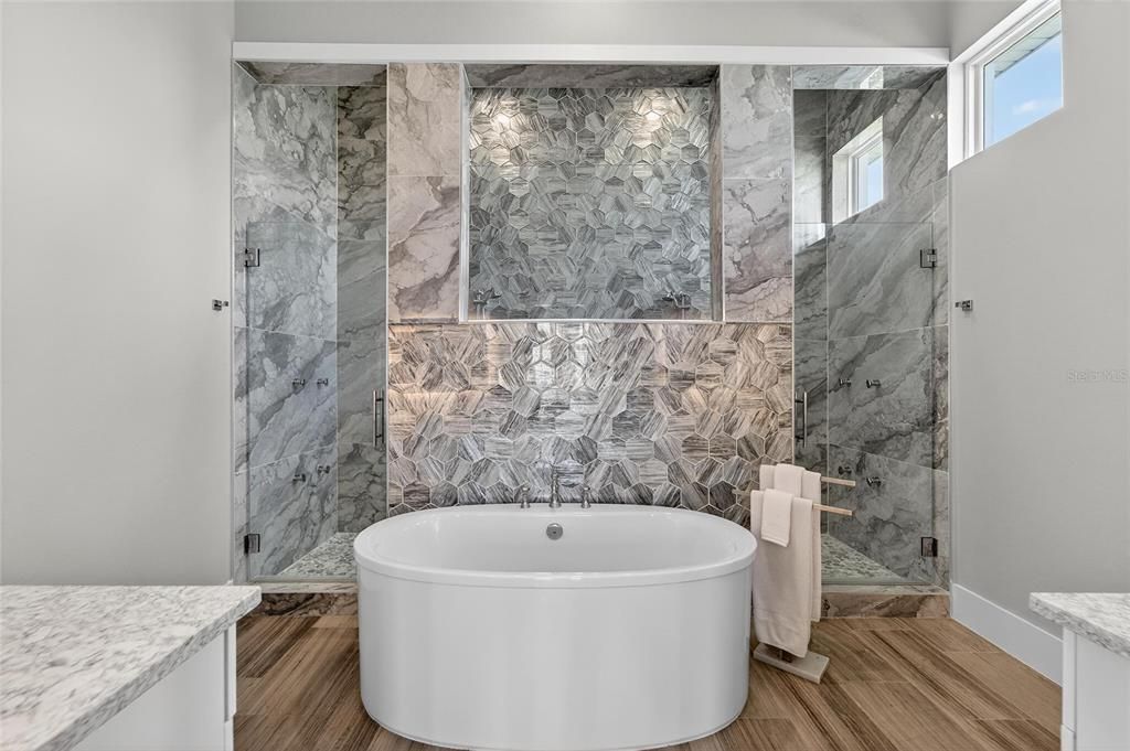 合同活跃: $1,500,000 (4 贝兹, 3 浴室, 3361 平方英尺)