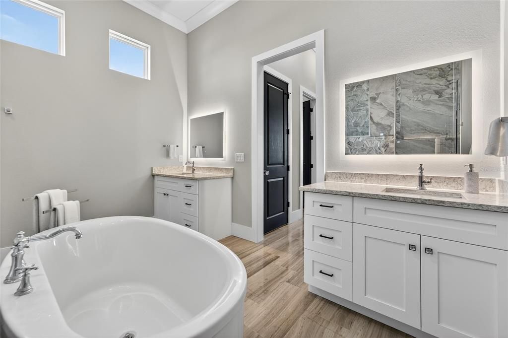 合同活跃: $1,500,000 (4 贝兹, 3 浴室, 3361 平方英尺)