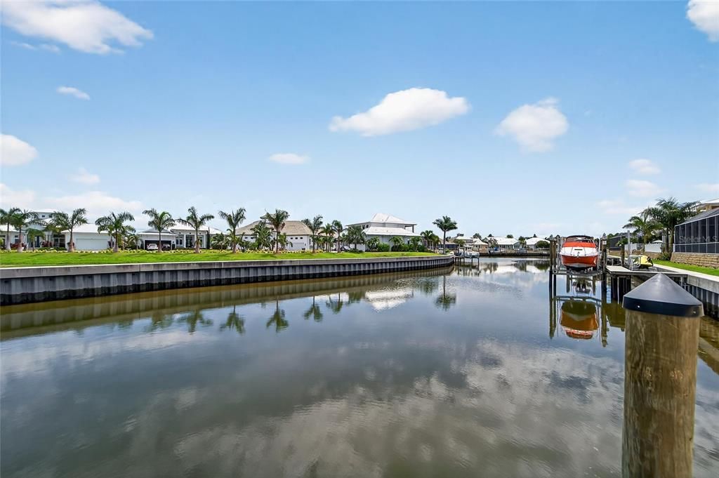 合同活跃: $1,500,000 (4 贝兹, 3 浴室, 3361 平方英尺)