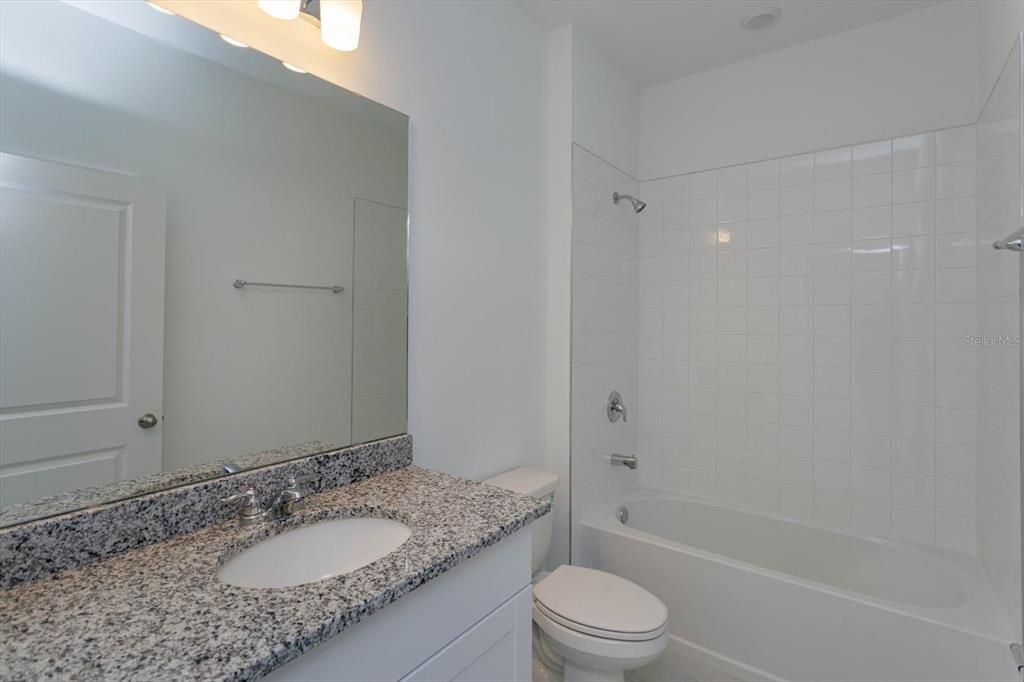 合同活跃: $353,264 (4 贝兹, 2 浴室, 1938 平方英尺)