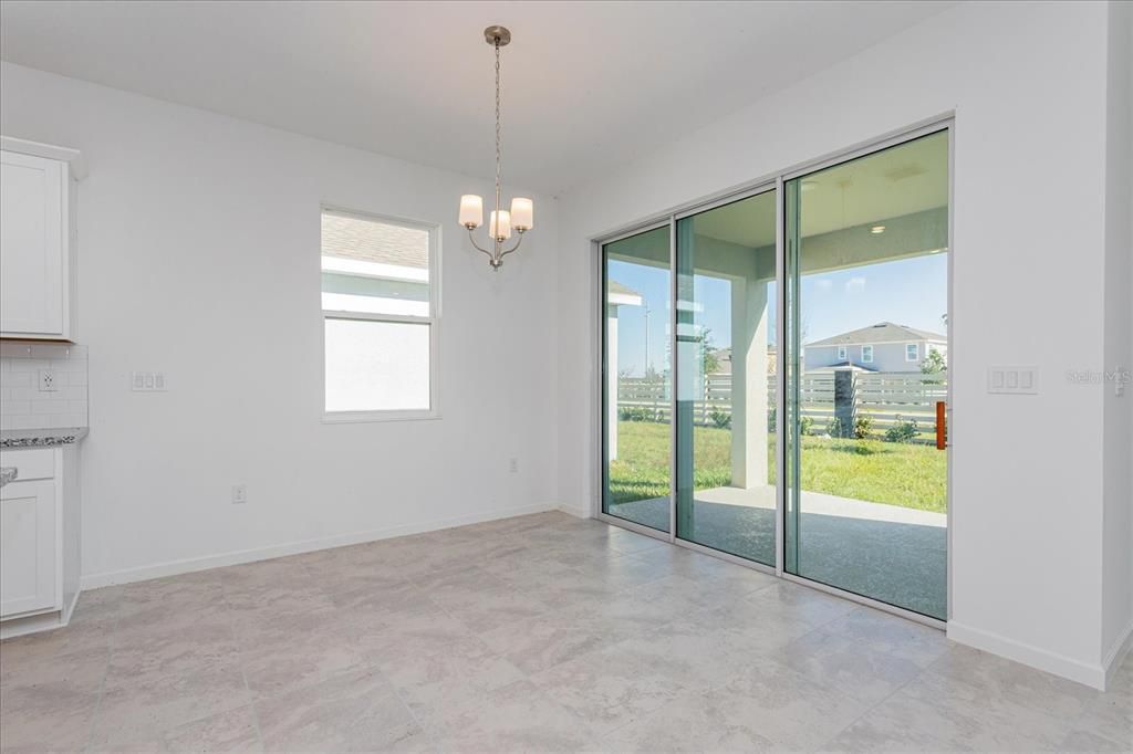 合同活跃: $353,264 (4 贝兹, 2 浴室, 1938 平方英尺)