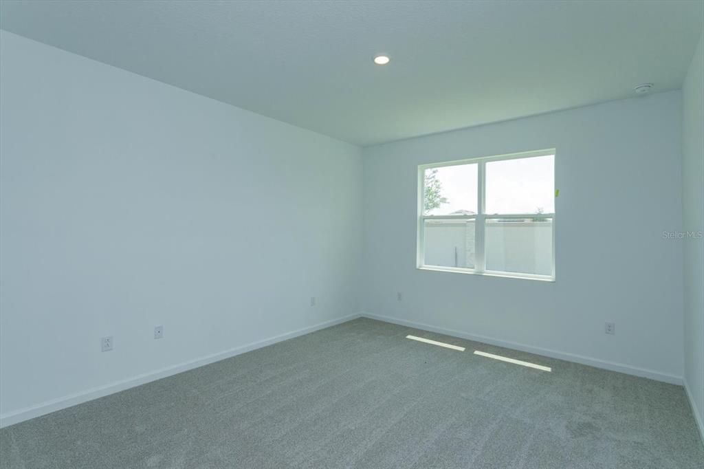 合同活跃: $353,264 (4 贝兹, 2 浴室, 1938 平方英尺)