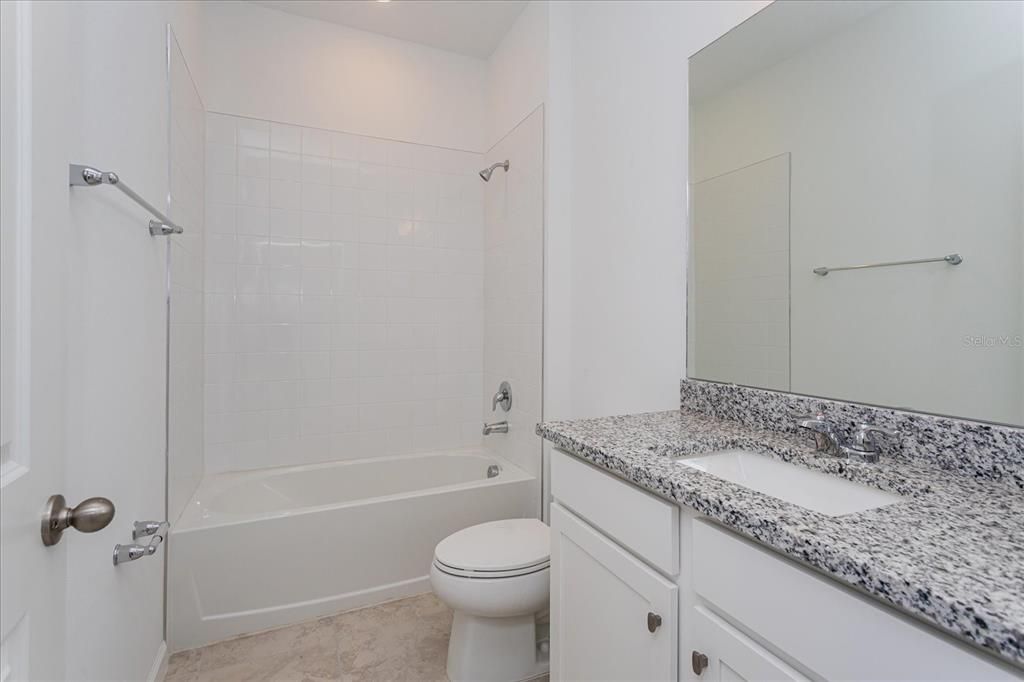 合同活跃: $353,264 (4 贝兹, 2 浴室, 1938 平方英尺)