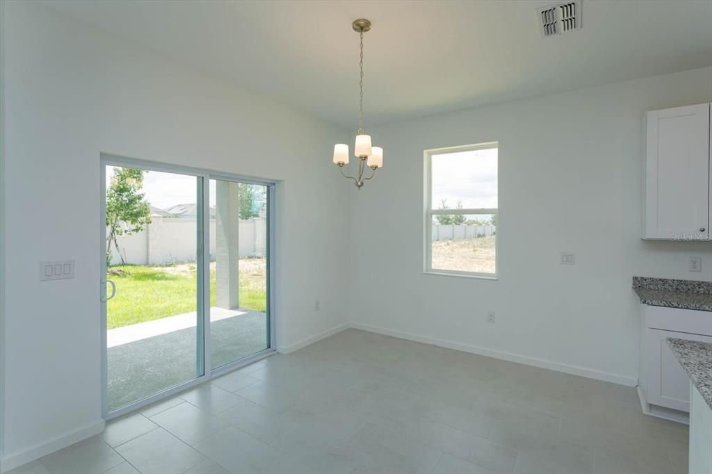 合同活跃: $353,264 (4 贝兹, 2 浴室, 1938 平方英尺)