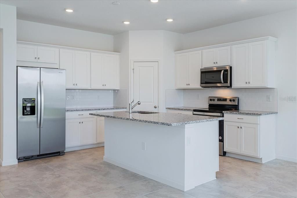 合同活跃: $353,264 (4 贝兹, 2 浴室, 1938 平方英尺)