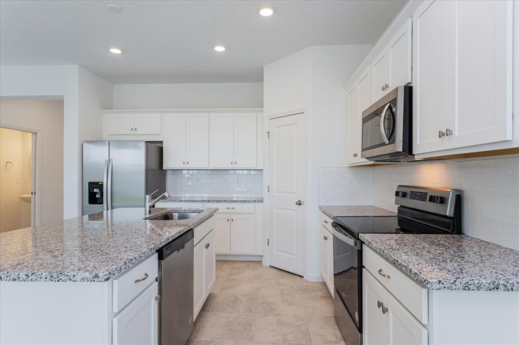 合同活跃: $353,264 (4 贝兹, 2 浴室, 1938 平方英尺)