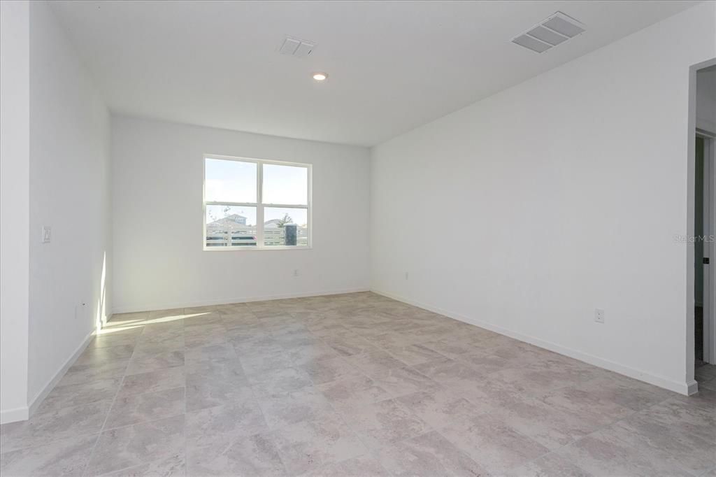 合同活跃: $353,264 (4 贝兹, 2 浴室, 1938 平方英尺)