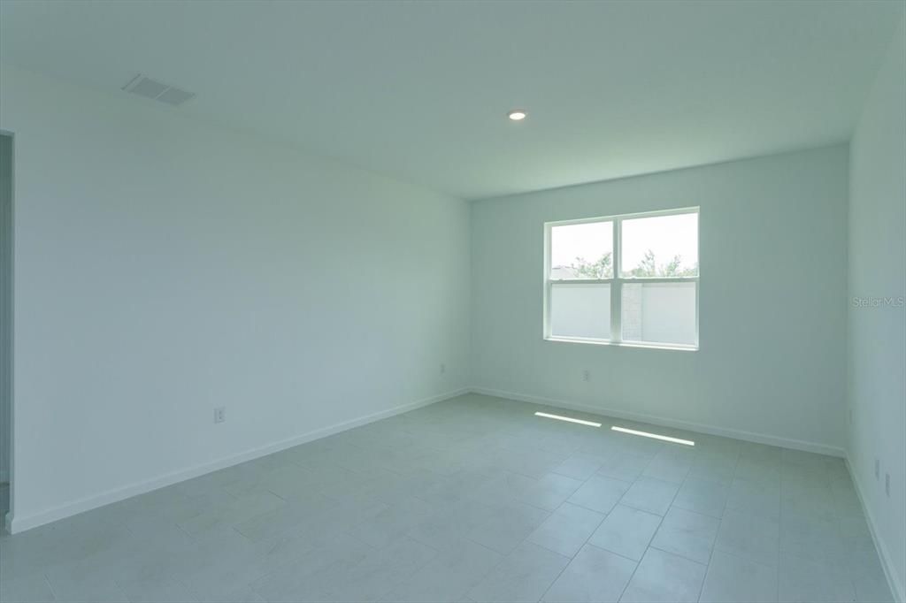 合同活跃: $353,264 (4 贝兹, 2 浴室, 1938 平方英尺)