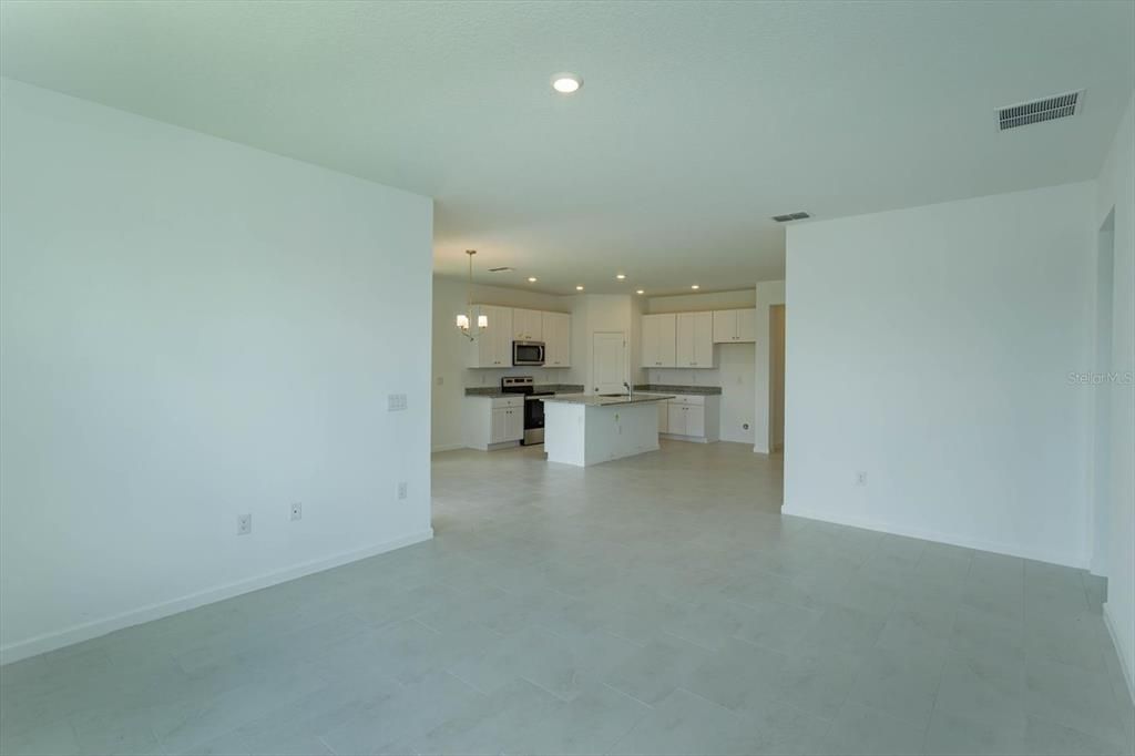 合同活跃: $353,264 (4 贝兹, 2 浴室, 1938 平方英尺)