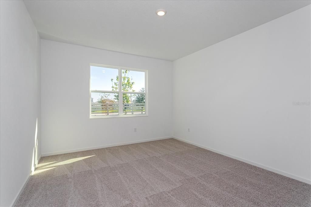 合同活跃: $353,264 (4 贝兹, 2 浴室, 1938 平方英尺)