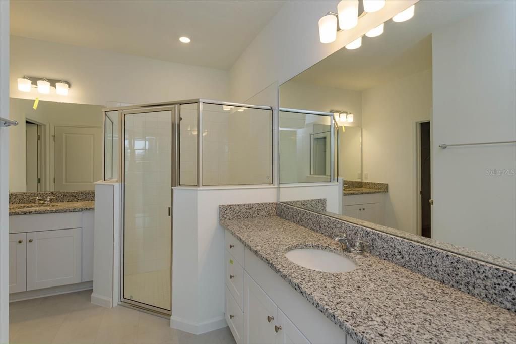 合同活跃: $353,264 (4 贝兹, 2 浴室, 1938 平方英尺)