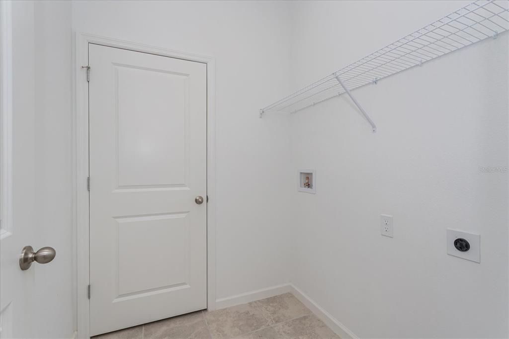 合同活跃: $353,264 (4 贝兹, 2 浴室, 1938 平方英尺)