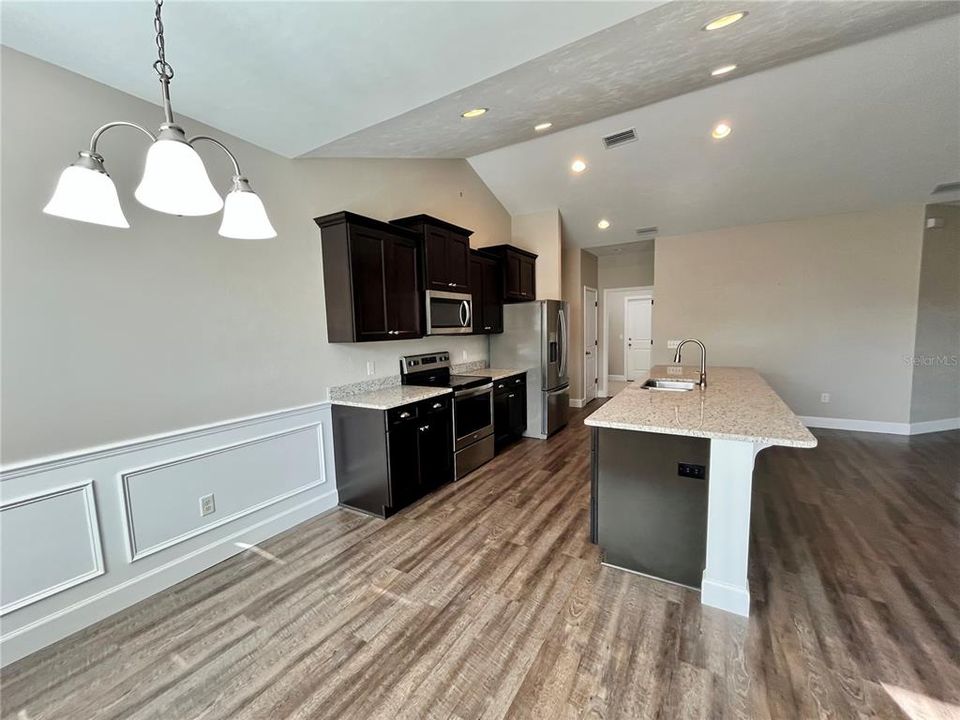 待售: $359,900 (4 贝兹, 2 浴室, 1610 平方英尺)