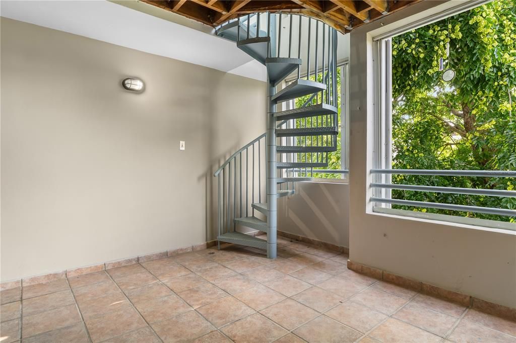 合同活跃: $263,000 (2 贝兹, 2 浴室, 1040 平方英尺)