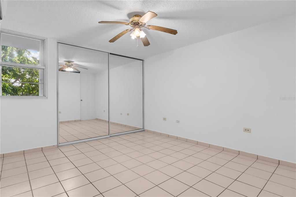 合同活跃: $263,000 (2 贝兹, 2 浴室, 1040 平方英尺)