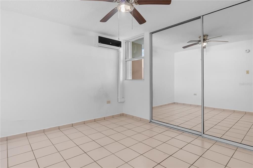 合同活跃: $263,000 (2 贝兹, 2 浴室, 1040 平方英尺)