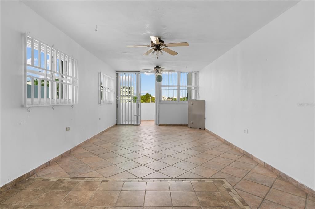 合同活跃: $263,000 (2 贝兹, 2 浴室, 1040 平方英尺)