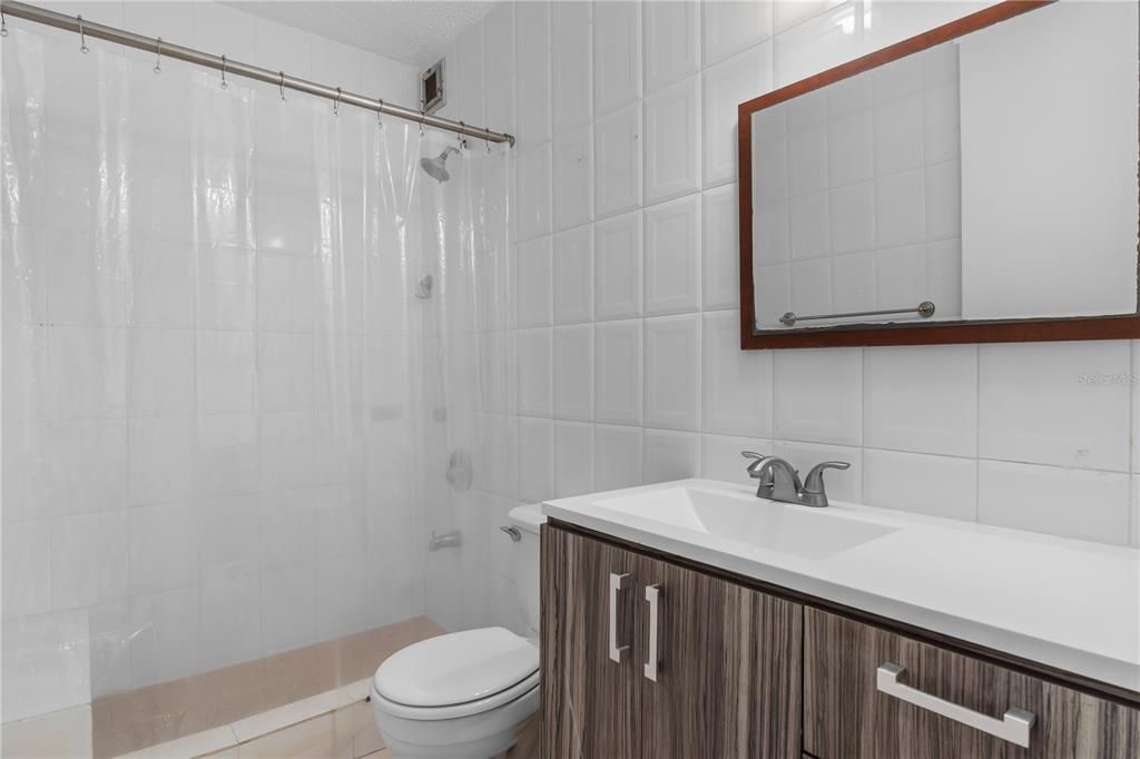 合同活跃: $263,000 (2 贝兹, 2 浴室, 1040 平方英尺)