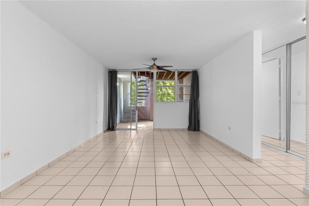 合同活跃: $263,000 (2 贝兹, 2 浴室, 1040 平方英尺)