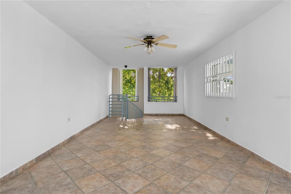 合同活跃: $263,000 (2 贝兹, 2 浴室, 1040 平方英尺)