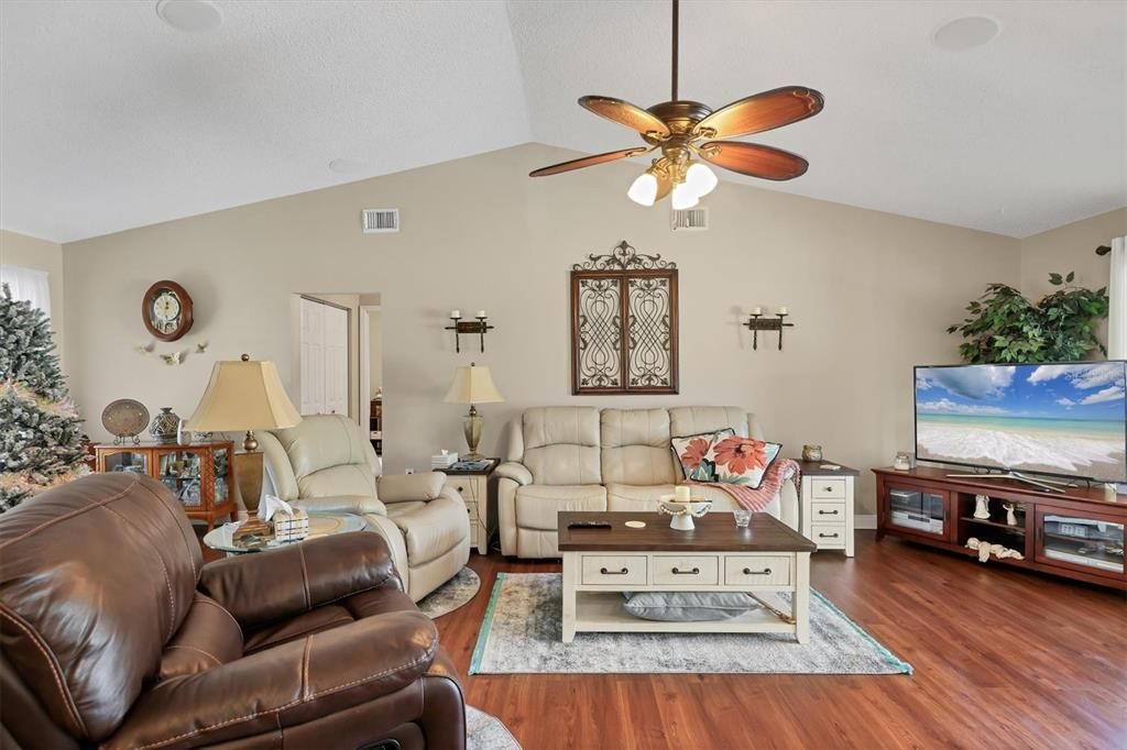 待售: $369,000 (3 贝兹, 2 浴室, 1820 平方英尺)