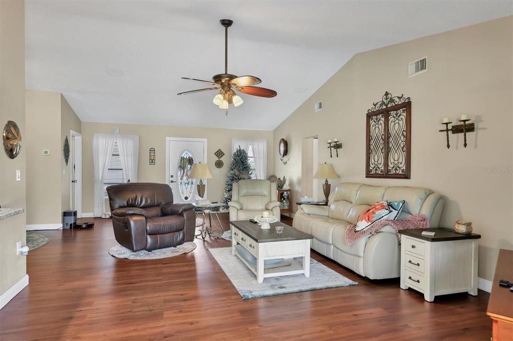 待售: $369,000 (3 贝兹, 2 浴室, 1820 平方英尺)