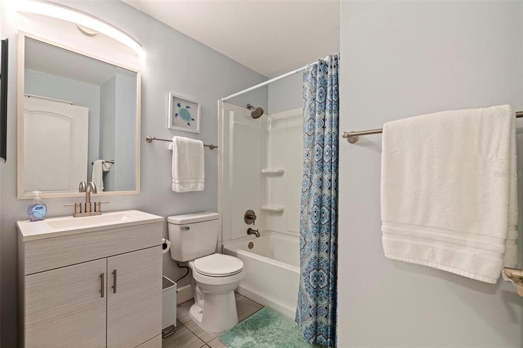 For Sale: $399,000 (2 beds, 2 baths, 835 Square Feet)