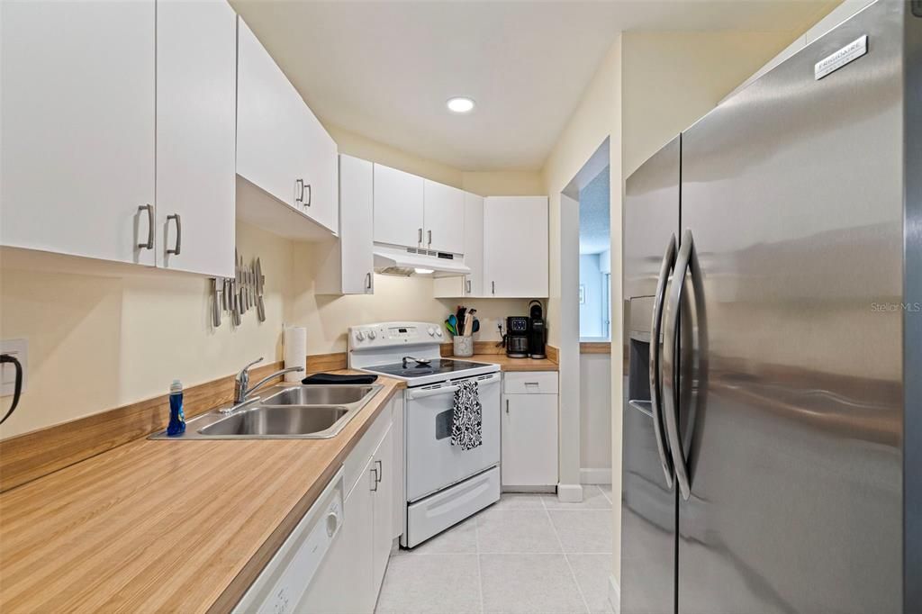 For Sale: $399,000 (2 beds, 2 baths, 835 Square Feet)
