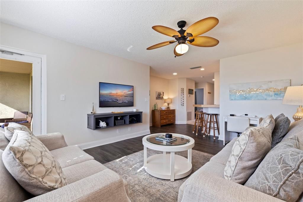 For Sale: $399,000 (2 beds, 2 baths, 835 Square Feet)