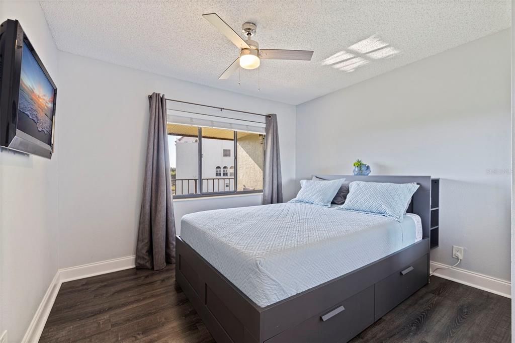 For Sale: $399,000 (2 beds, 2 baths, 835 Square Feet)