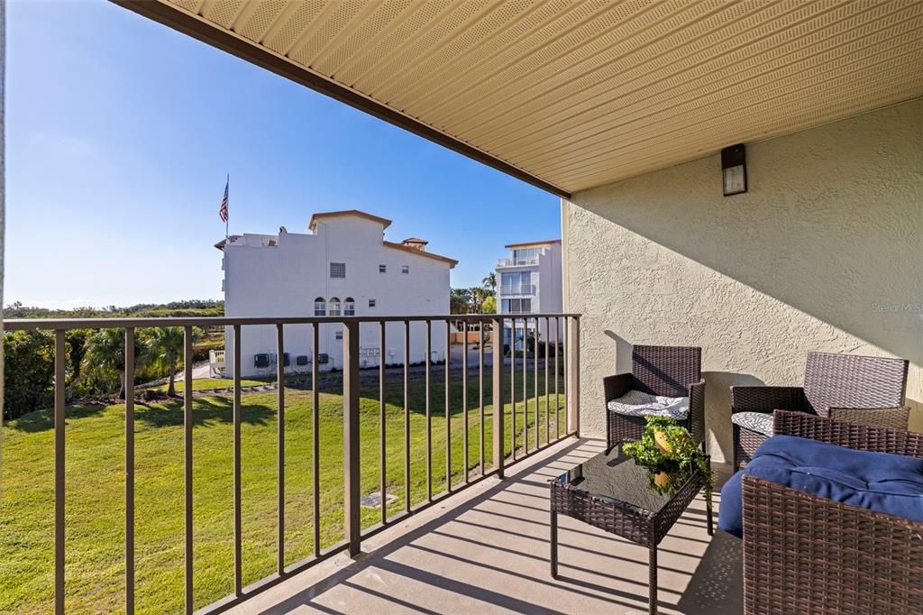 For Sale: $399,000 (2 beds, 2 baths, 835 Square Feet)