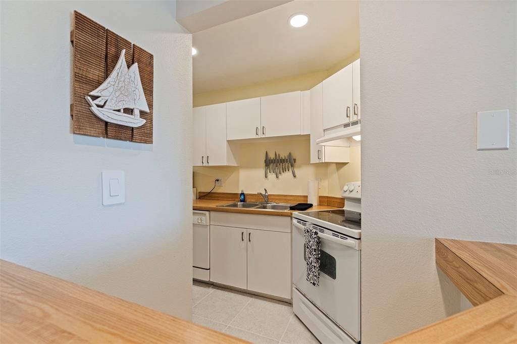 For Sale: $399,000 (2 beds, 2 baths, 835 Square Feet)