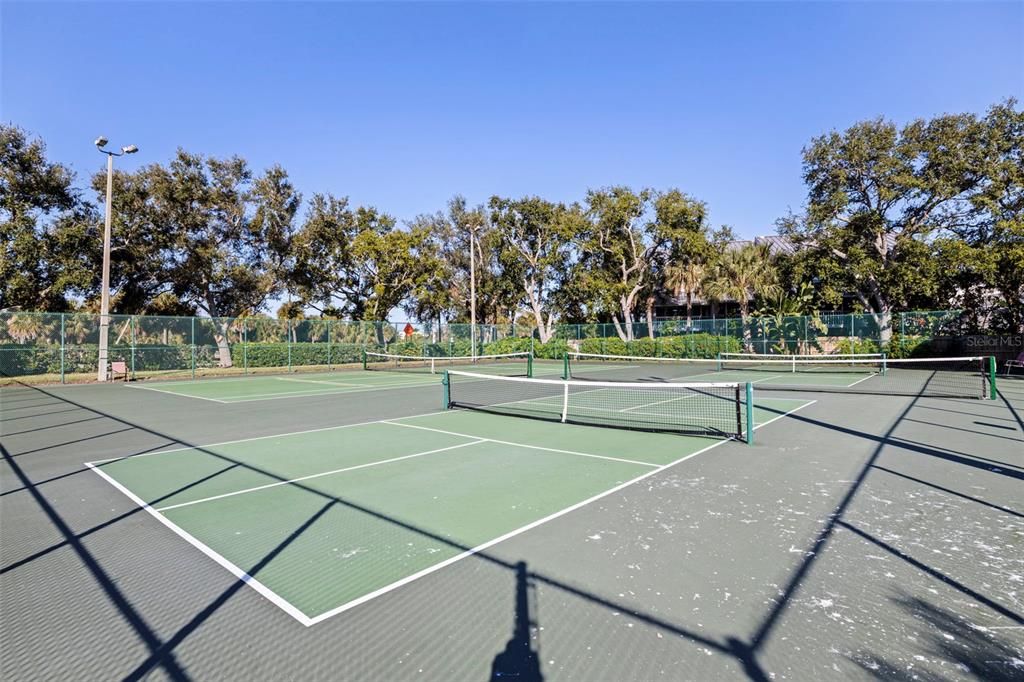 For Sale: $399,000 (2 beds, 2 baths, 835 Square Feet)