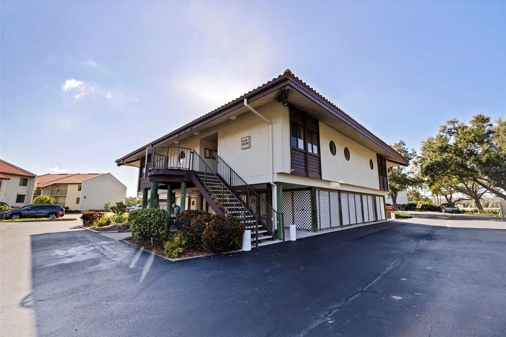 For Sale: $399,000 (2 beds, 2 baths, 835 Square Feet)