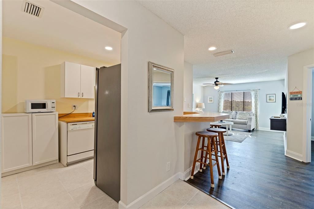 For Sale: $399,000 (2 beds, 2 baths, 835 Square Feet)