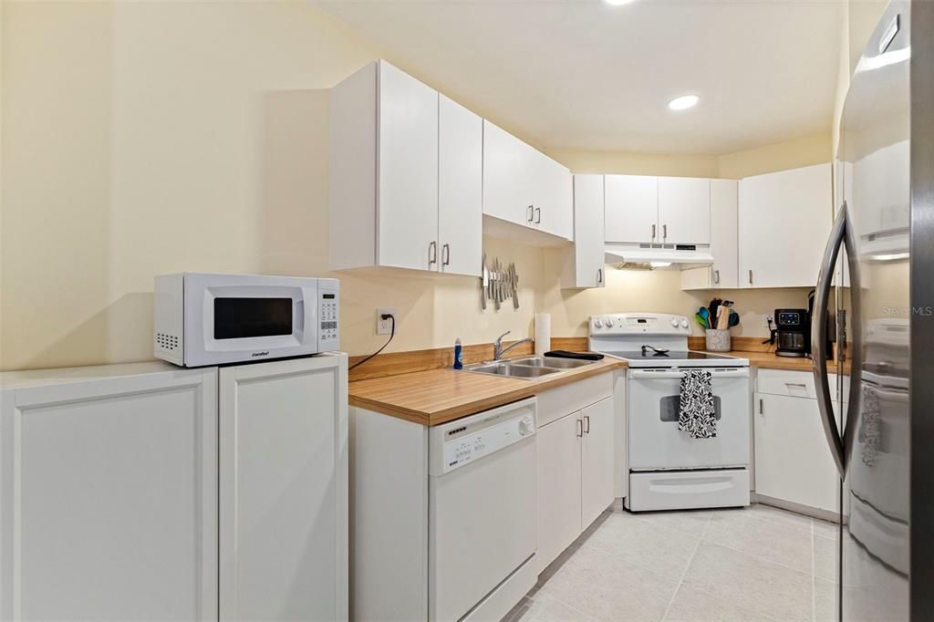 For Sale: $399,000 (2 beds, 2 baths, 835 Square Feet)