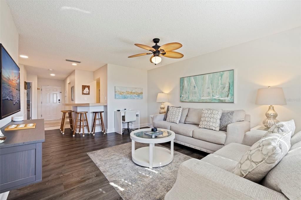 For Sale: $399,000 (2 beds, 2 baths, 835 Square Feet)