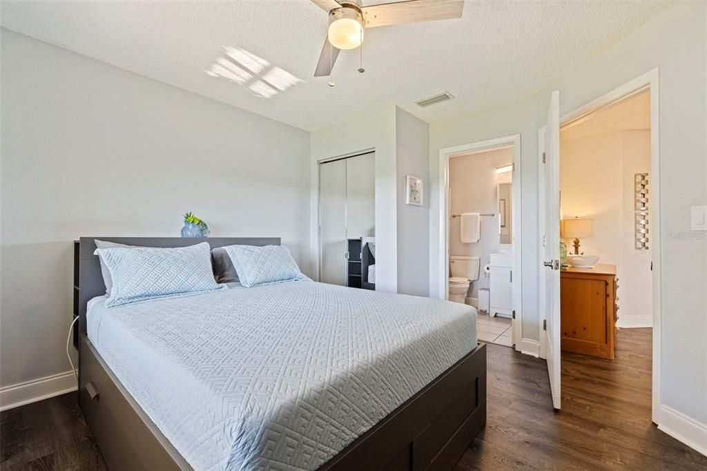 For Sale: $399,000 (2 beds, 2 baths, 835 Square Feet)