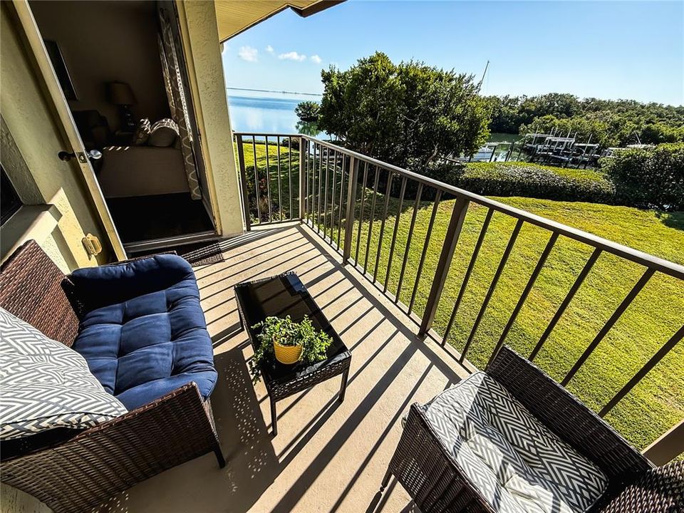 For Sale: $399,000 (2 beds, 2 baths, 835 Square Feet)