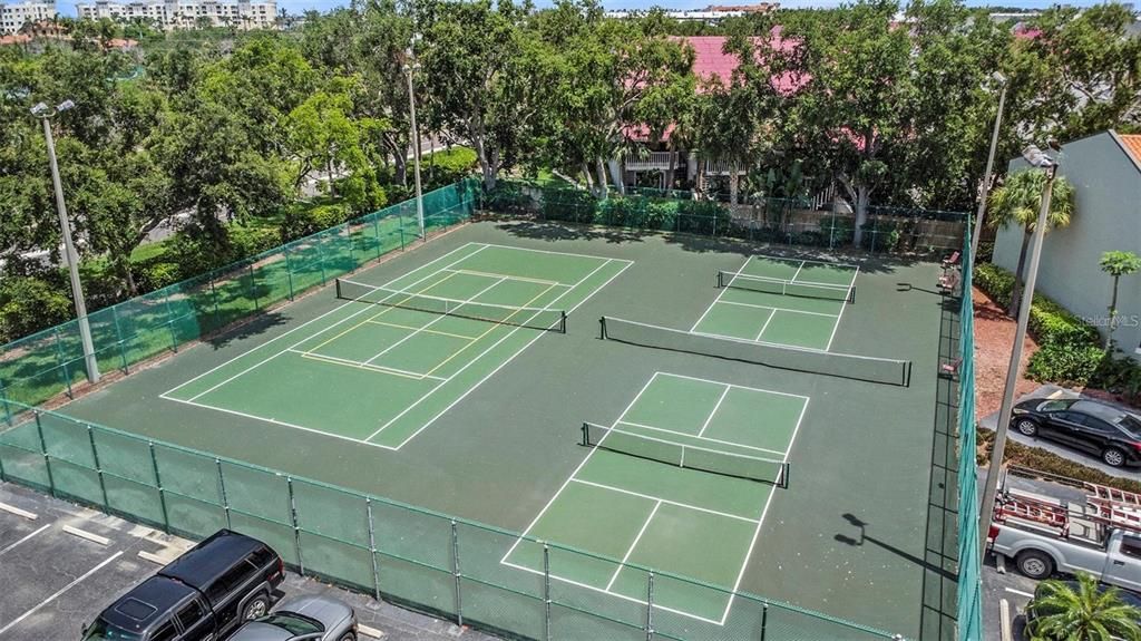 For Sale: $399,000 (2 beds, 2 baths, 835 Square Feet)