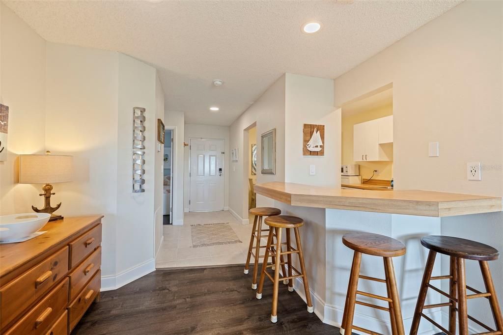 For Sale: $399,000 (2 beds, 2 baths, 835 Square Feet)