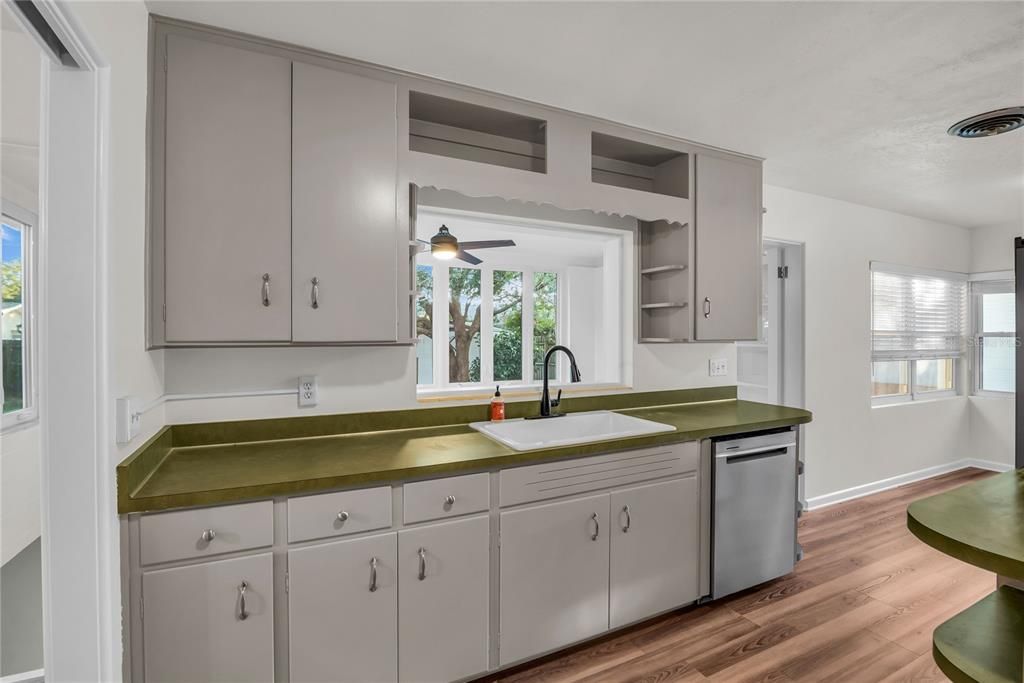 На продажу: $559,900 (3 спален, 2 ванн, 1811 Квадратных фут)