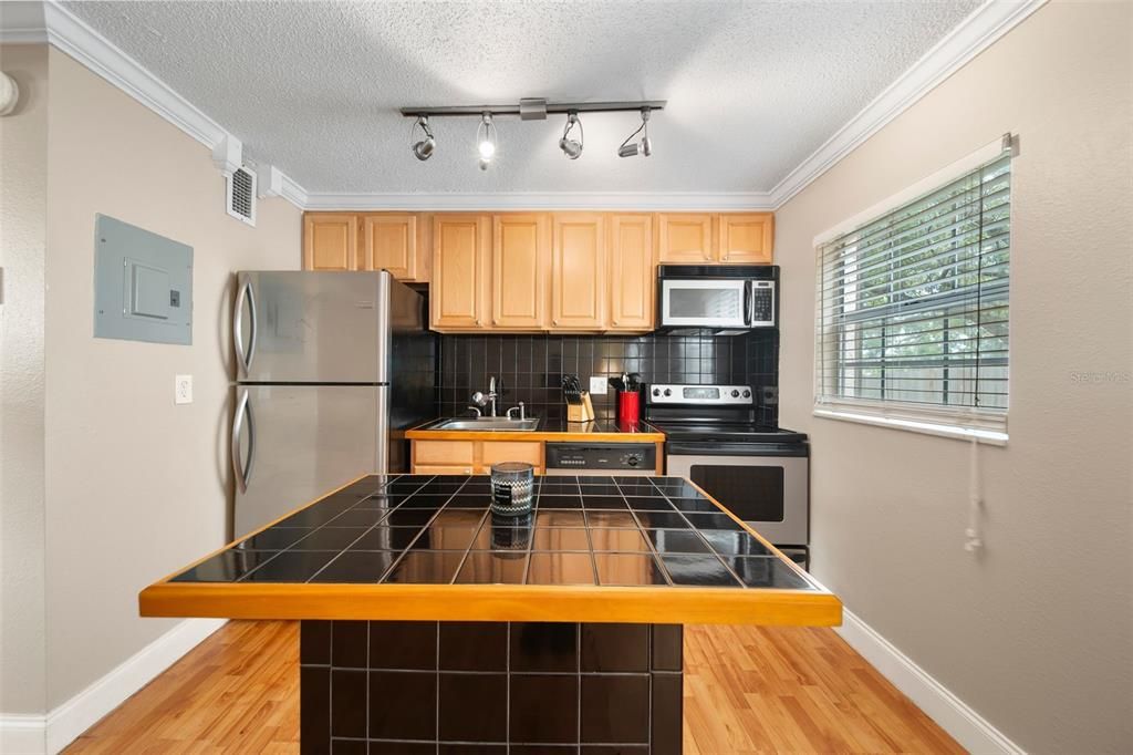 For Sale: $143,000 (1 beds, 1 baths, 537 Square Feet)