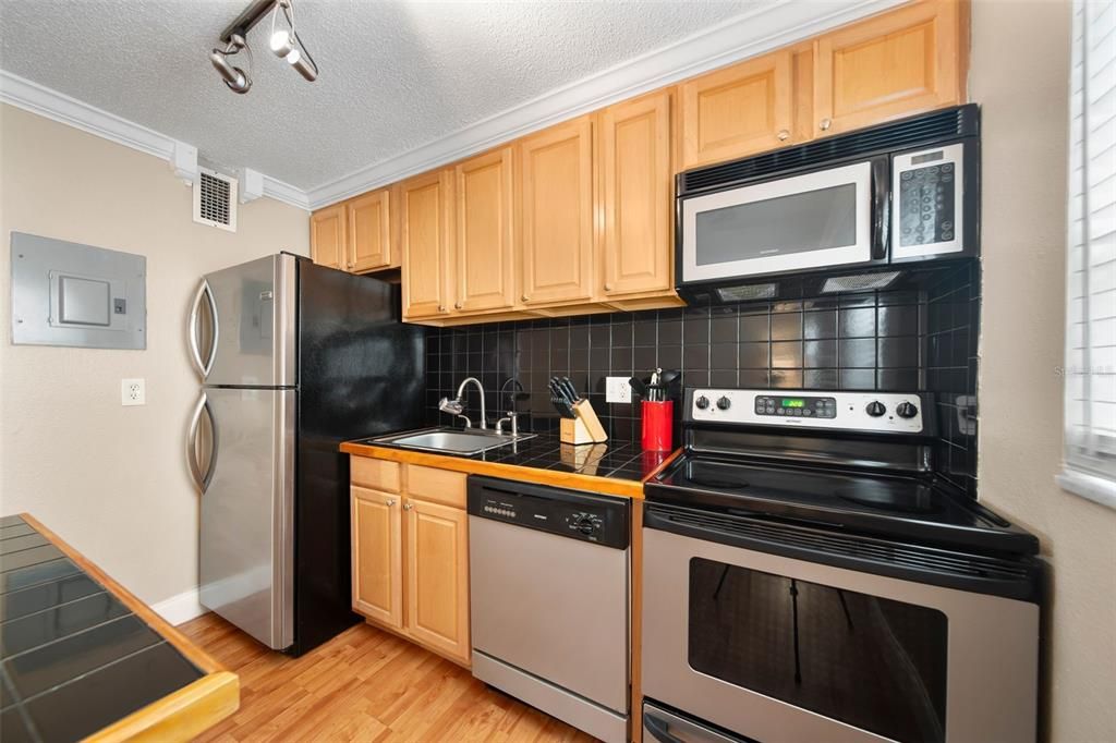 For Sale: $143,000 (1 beds, 1 baths, 537 Square Feet)