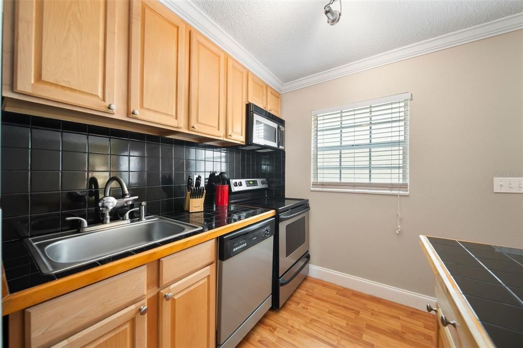 For Sale: $143,000 (1 beds, 1 baths, 537 Square Feet)