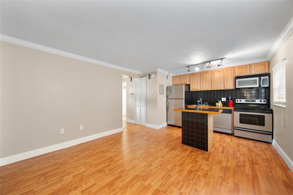 For Sale: $143,000 (1 beds, 1 baths, 537 Square Feet)