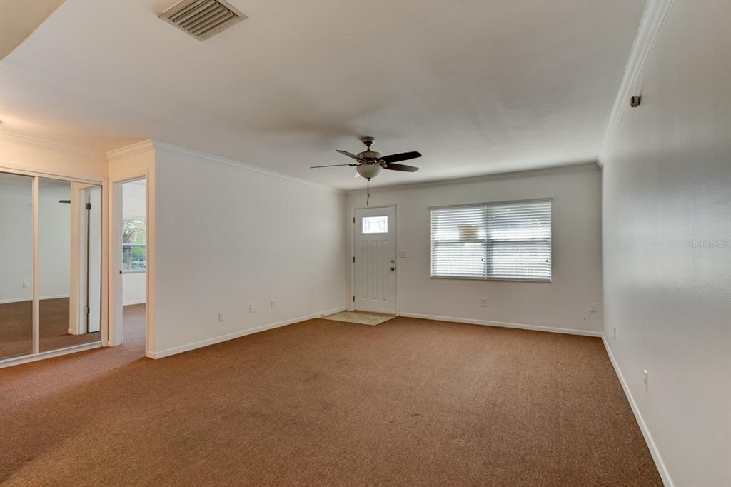 En Venta: $965,000 (4 camas, 2 baños, 1800 Pies cuadrados)