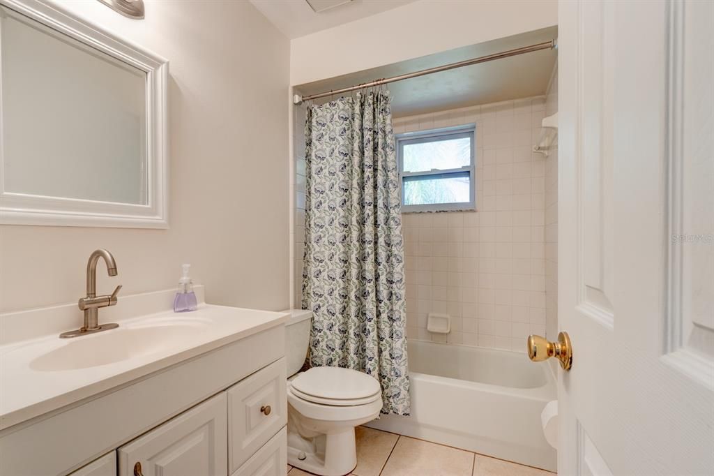 En Venta: $965,000 (4 camas, 2 baños, 1800 Pies cuadrados)