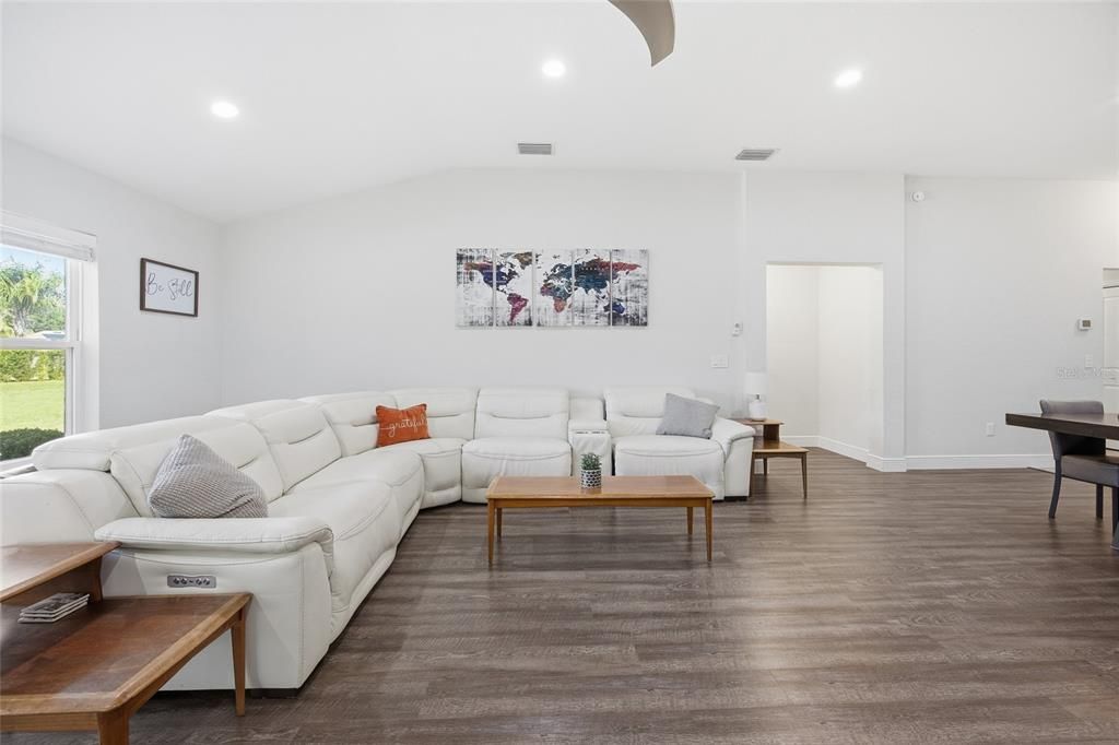 待售: $449,700 (4 贝兹, 2 浴室, 2200 平方英尺)