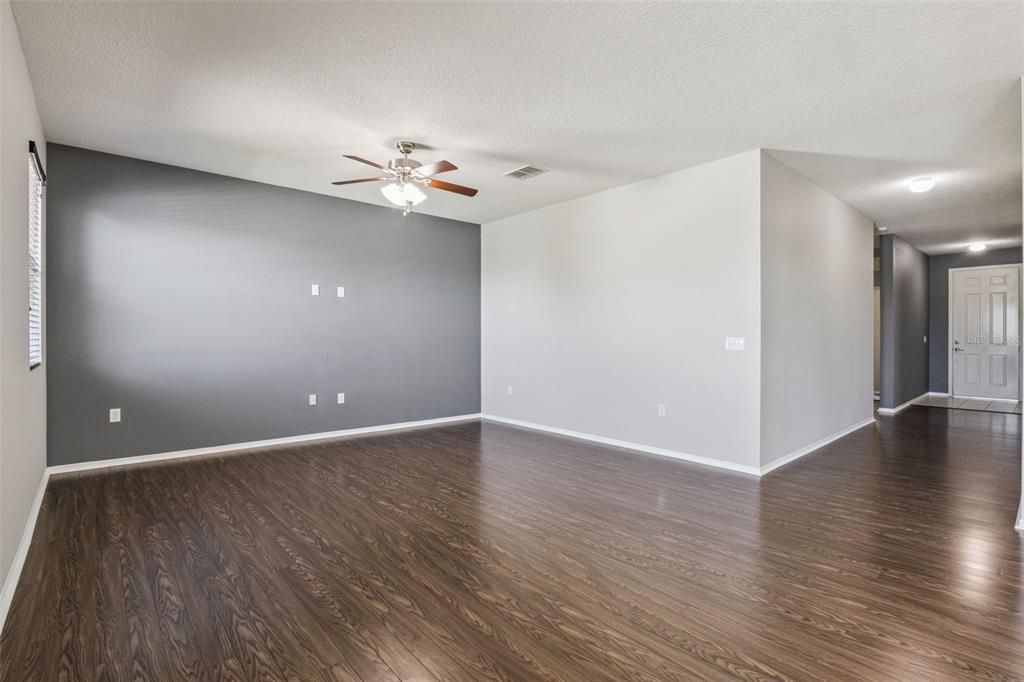 For Sale: $349,900 (3 beds, 2 baths, 1901 Square Feet)